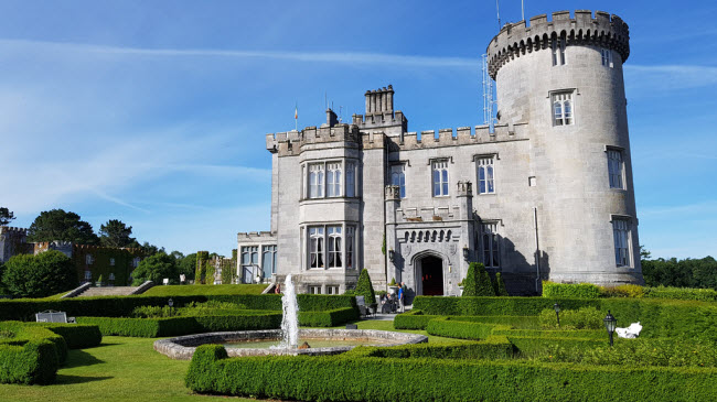 Lâu đài Dromoland, Ireland: Tại đây, du khách sẽ có cảm giác được phục như như các thành viên hoàng gia với lối vào rộng và phòng ngủ có hướng nhìn các khu vườn tuyệt đẹp. Mặc dù công trình có kiến trúc cổ kính, nhưng các dịch vụ ở đây rất hiện đại và tiện nghi.