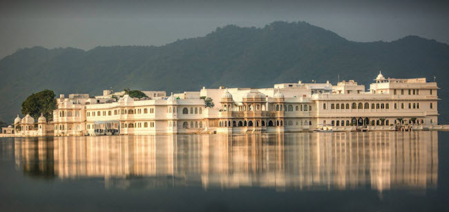 Cung điện hồ Taj, Ấn Độ: Cung điện nổi nằm trên hòn đảo ở giữa hồ Taj và chỉ có thể tiếp cận được bằng tàu. Tại đây, khách có cơ hội chiêm ngưỡng phong cảnh đẹp, ẩm thực hấp dẫn và khu mua sắm tiện ích.