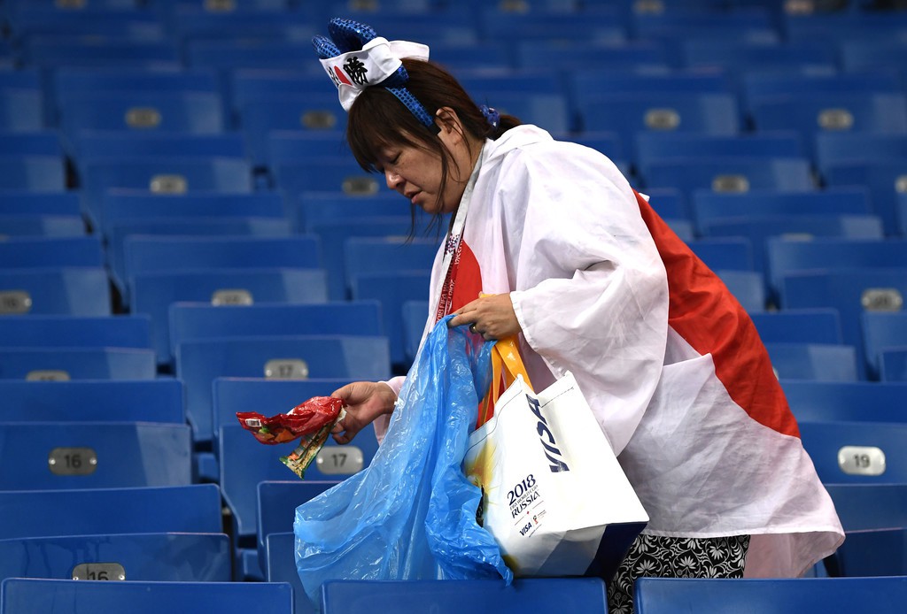 CĐV Nhật dọn rác trên khán đài trong nước mắt ở World Cup - 1