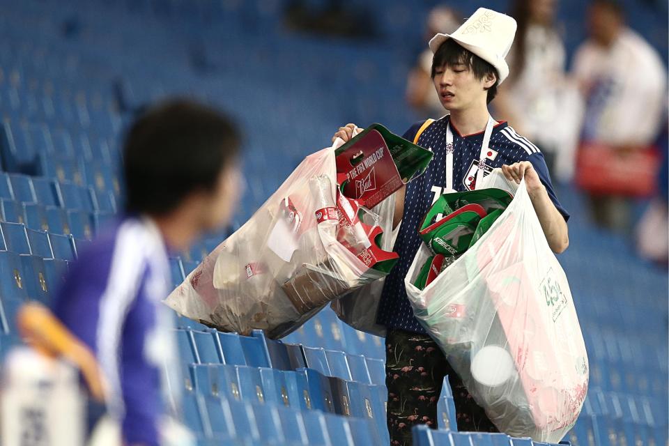 CĐV Nhật dọn rác trên khán đài trong nước mắt ở World Cup - 5