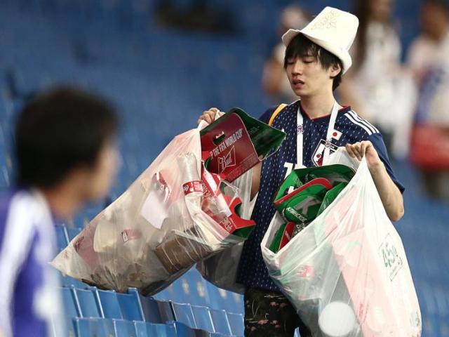 CĐV Nhật dọn rác trên khán đài trong nước mắt ở World Cup