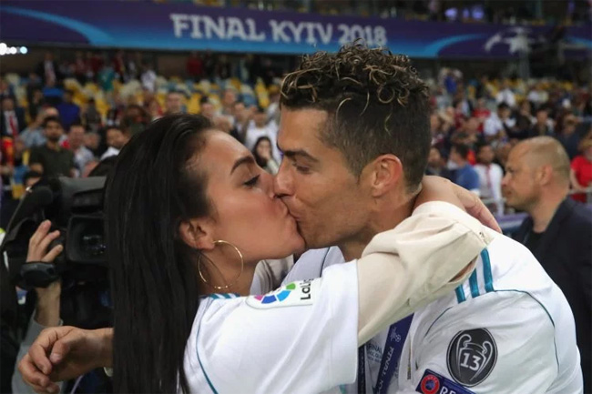 Fan cuồng đổ tội cô bồ &#34;xấu&#34; khiến Ronaldo sớm về nước - 4