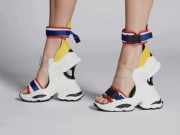 Xu hướng thời trang - Giày cao gót lai sneaker &quot;siêu tưởng&quot; của Dsquared2