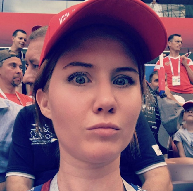 Nữ điệp viên Nga “quyến rũ chết người” bật khóc trên khán đài World Cup - 1