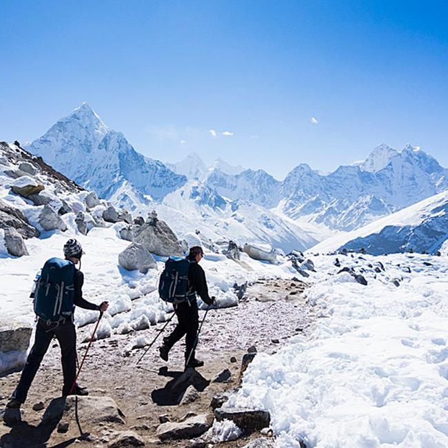 Đi bộ Mt. Everest ở Nepal: Đi bộ lên ngọn núi tuyết ở vùng Khumbu của Nepal là thể loại thể thao “kịch tính” rất nguy hiểm và cần sự thận trọng cũng như dũng cảm cao độ.