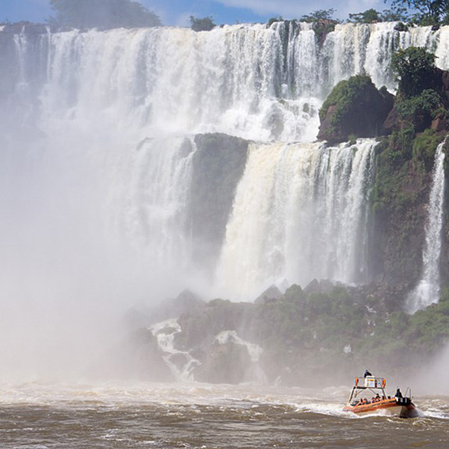 Đi thuyền qua thác nước ở Argentina: Thác Iguazu của Công viên Quốc gia Iguazu, một Di sản Thế giới được UNESCO công nhận ở Argentina, sẽ mang hơi thở của bạn đi, theo nghĩa đen.