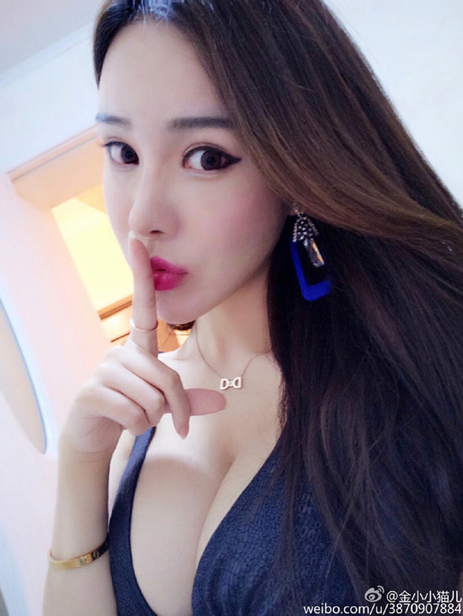 Vẻ ngoài sexy của chân dài 9X.