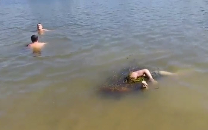 Nga: Hãi hùng cảnh bơi cùng xác chết trên sông - 1
