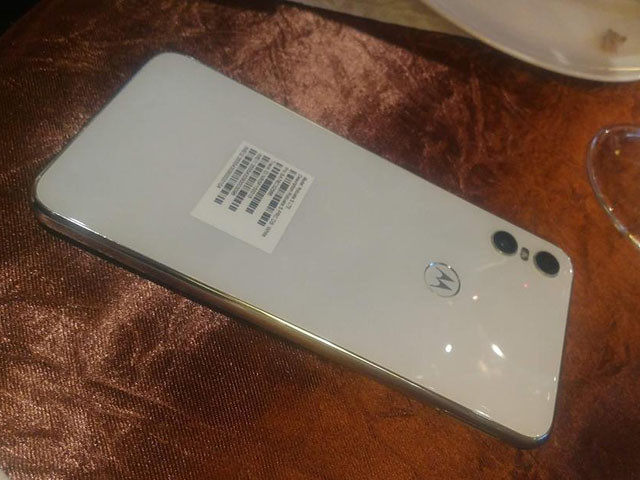 Motorola One bản màu trắng lộ diện, camera kép độc đáo