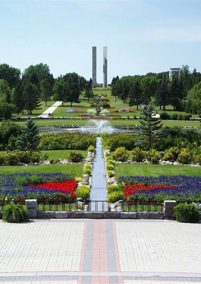 Vườn Hòa bình Quốc tế, Manitoba: Nằm giữa biên giới giữa Manitoba và Bắc Dakota. Hàng năm, hơn 150.000 bông hoa được trồng ở đây, làm cho Vườn Hòa bình Quốc tế trở thành một nơi tuyệt vời để đi dạo.