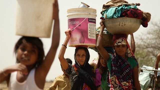 Nắng nóng kỷ lục, phụ nữ Ấn Độ không dám uống nước vì... sợ bị xâm hại - 1