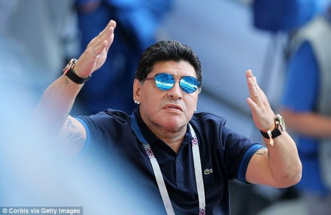 Ấn tượng World Cup 5/7: Sếp FIFA mắng Maradona, fan nữ bốc lửa trợ chiến Neymar - 9