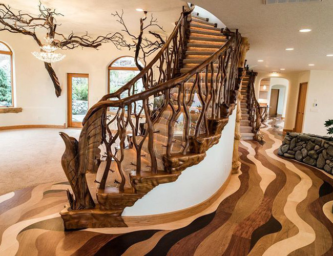 Cầu thang với chạm khắc tinh xảo. Thiết kế nội thất được chế tác bởi một nghệ sĩ địa phương và thực hiện theo phong cách truyền thống của người Mỹ bản địa