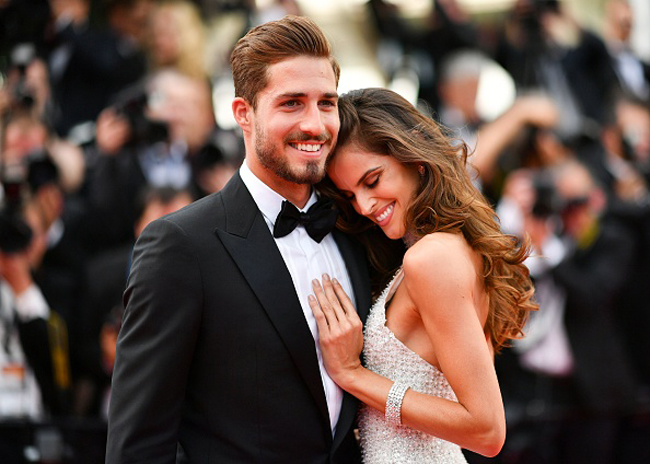 Izabel Goulart chia sẻ trên trang cá nhân: &#34;Tôi sắp trở thành bà Trapp&#34;, trong khi đó&nbsp;Kevin Trapp cũng gọi Izabel Goulart là bà xã tương lai trên Instagram: &#34;Không từ ngữ nào có thể diễn tả được cảm xúc tuyệt vời này&#34;.