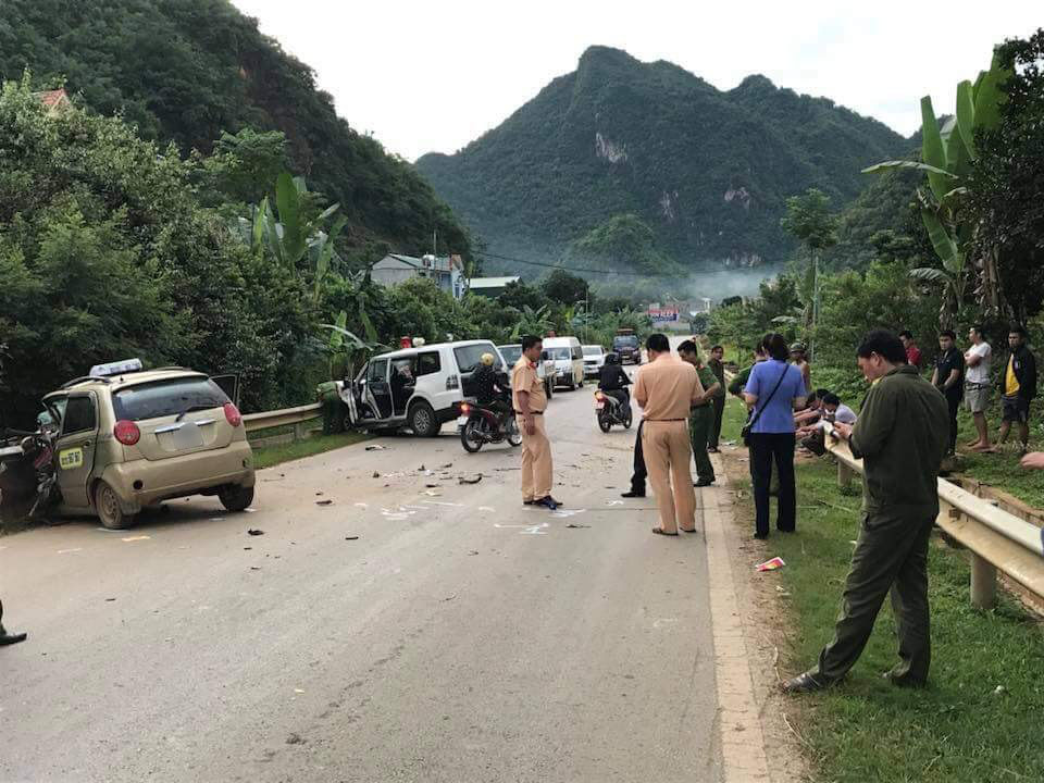 Taxi đấu đầu xe cứu thương, cả hai xe &#34;mất đầu&#34; - 1