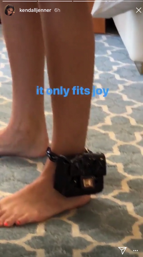Kendall Jenner lăng xê kiểu đeo túi mini vào... cổ chân - 1