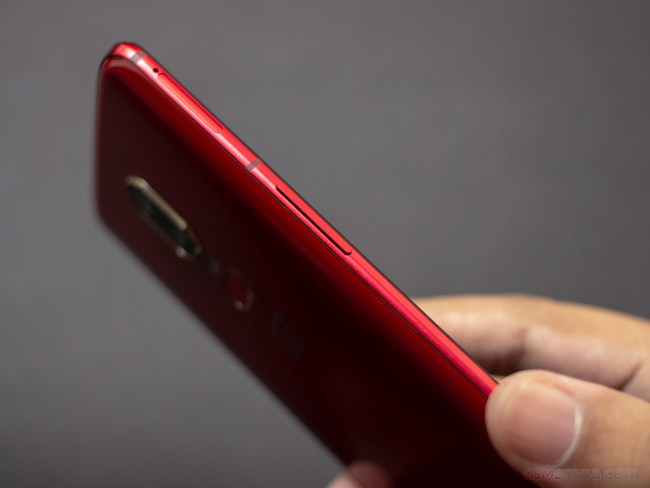 OnePlus 6 nổi bật nhờ thiết kế siêu mỏng.