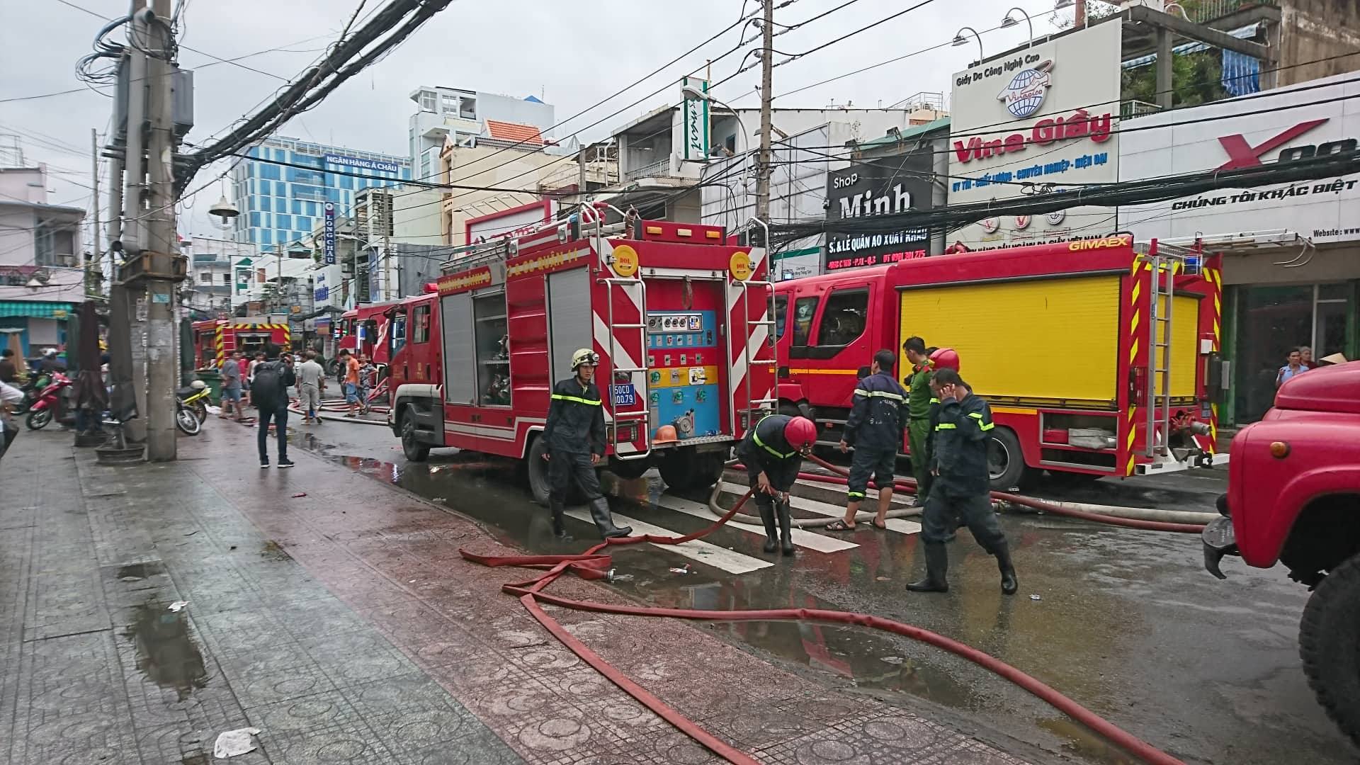 Cháy nhà phía sau chợ Hòa Hưng, cả trăm tiểu thương “ngồi trên đống lửa” - 2