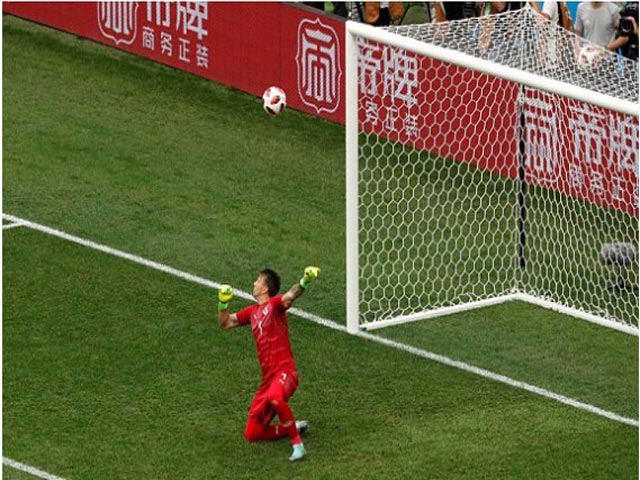 World Cup: Thủ môn Uruguay ”học” Karius, triệu fan rơi lệ, đồng đội đổ gục