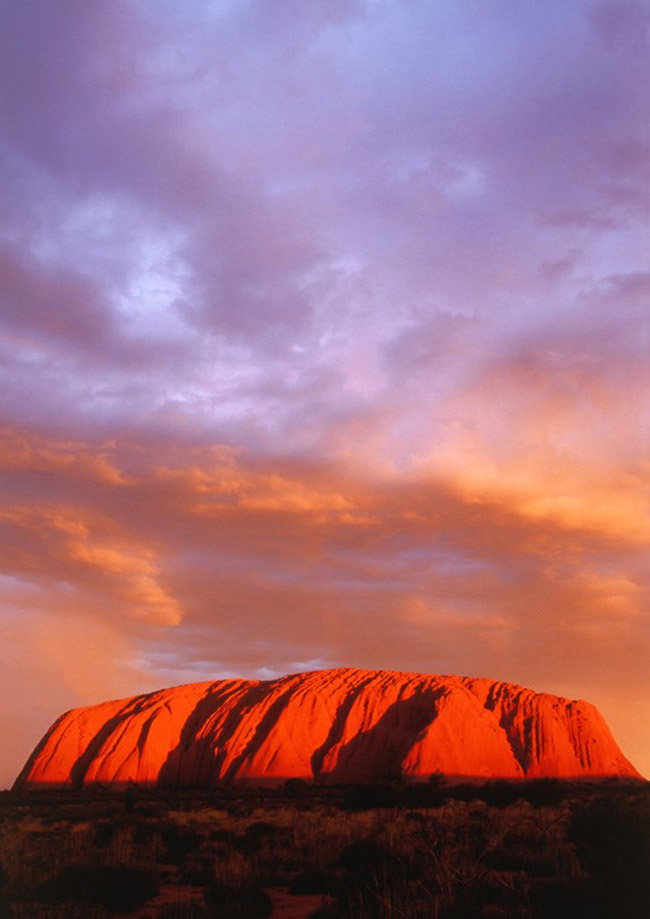 Uluru, Úc: Uluru, còn được gọi là Ayers Rock là một địa điểm rất thiêng liêng đối với thổ dân Úc, đến nay, nơi này đã được quy hoạch thành công viên quốc gia và trở thành điểm du lịch nổi tiếng trên thế giới.