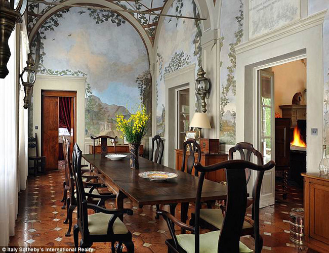 Biệt thự sở hữu “những lò sưởi Tuscan truyền thống, với sàn lát gạch đất nung, trần nhà hình vòm và những bức tường được vẽ bích họa đẹp mắt”.