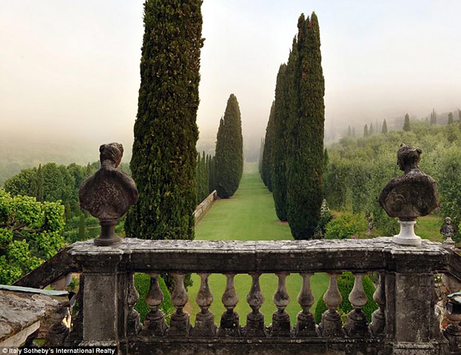 Hãng bán đấu giá nổi tiếng Sotheby nhận định, biệt thự này “được xem là một trong những khu vườn tinh tế nhất nước Ý” hay là một “kiệt tác kiến ​​trúc” của thời đại.