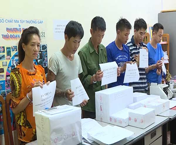 4 tên buôn ma túy ở Sơn La đóng cửa cố thủ cùng 8 bánh heroin và súng - 1