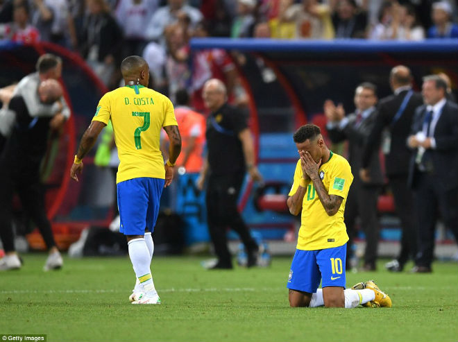 Ấn tượng World Cup 7/7: Neymar &#34;quỳ gối&#34; Lukaku, rừng fan Brazil khóc hận - 11