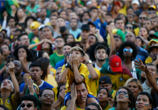 Ấn tượng World Cup 7/7: Neymar &#34;quỳ gối&#34; Lukaku, rừng fan Brazil khóc hận - 13