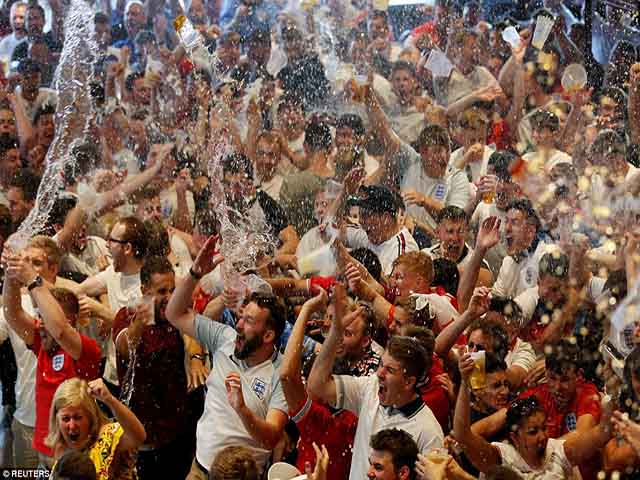 ĐT Anh vào bán kết World Cup 2018: Triệu fan mở lễ hội, tắm trong bia