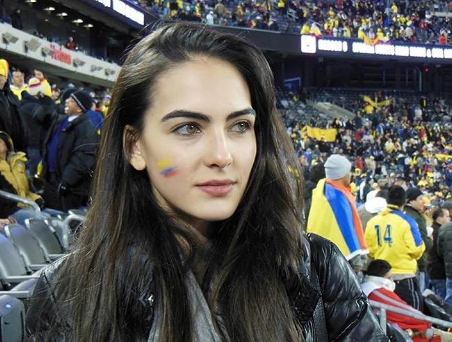 Nhưng đáng nói nhất là bức ảnh Daniela đăng lên trang cá nhân cổ vũ đội tuyển Colombia mới đây. Tuy là một bức ảnh cũ hồi mùa đông, khi nữ diễn viên có mặt trên khán đài nhưng vẫn thu hút được lượt like "khủng" vì gương mặt quá đỗi xinh đẹp.