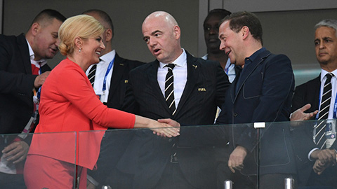 Sự thật về nữ Tổng thống Croatia mặc bikini ở Nga dịp World Cup - 1