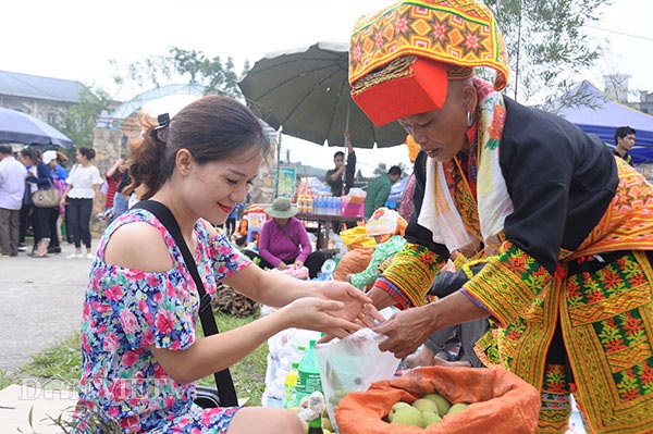 Chợ Mẫu Sơn: &#34;Phát sốt&#34; với trái rừng lạ, rùa nhốt lồng tre, rết độc - 4