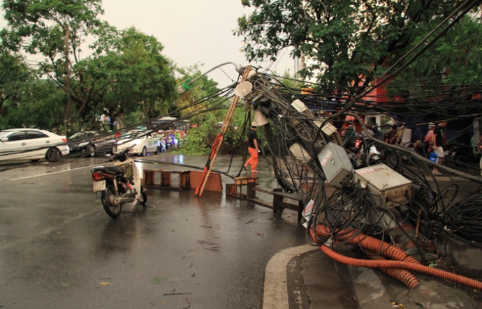 Mưa lớn gãy cột điện, người đàn ông qua đường tử vong - 1