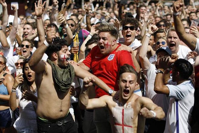 Ấn tượng World Cup ngày 8/7: &#34;Messi, Ronaldo&#34; cổ vũ Nga, fan Anh - Croatia mở hội - 9