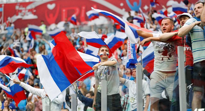 Ấn tượng World Cup ngày 8/7: &#34;Messi, Ronaldo&#34; cổ vũ Nga, fan Anh - Croatia mở hội - 2