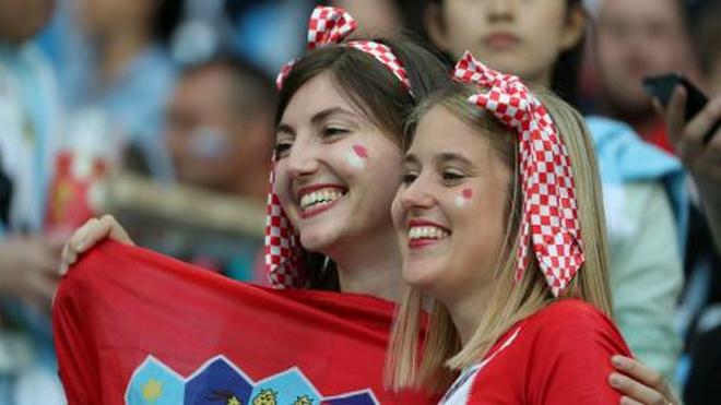 Ấn tượng World Cup ngày 8/7: &#34;Messi, Ronaldo&#34; cổ vũ Nga, fan Anh - Croatia mở hội - 3