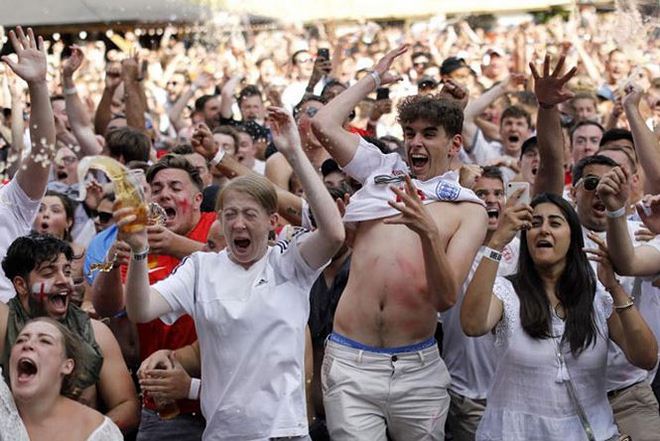 Ấn tượng World Cup ngày 8/7: &#34;Messi, Ronaldo&#34; cổ vũ Nga, fan Anh - Croatia mở hội - 10