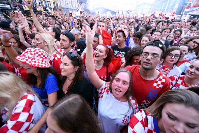 Ấn tượng World Cup ngày 8/7: &#34;Messi, Ronaldo&#34; cổ vũ Nga, fan Anh - Croatia mở hội - 6