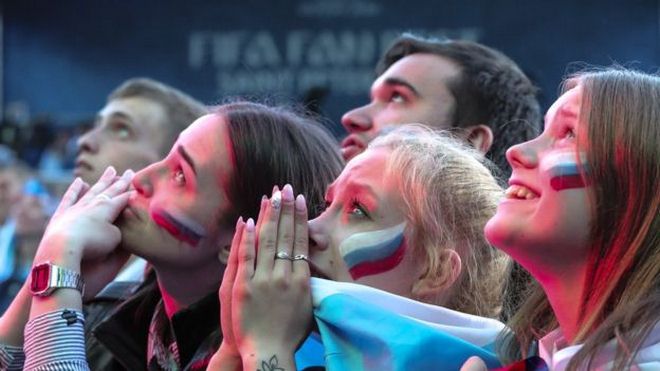 Ấn tượng World Cup ngày 8/7: &#34;Messi, Ronaldo&#34; cổ vũ Nga, fan Anh - Croatia mở hội - 12