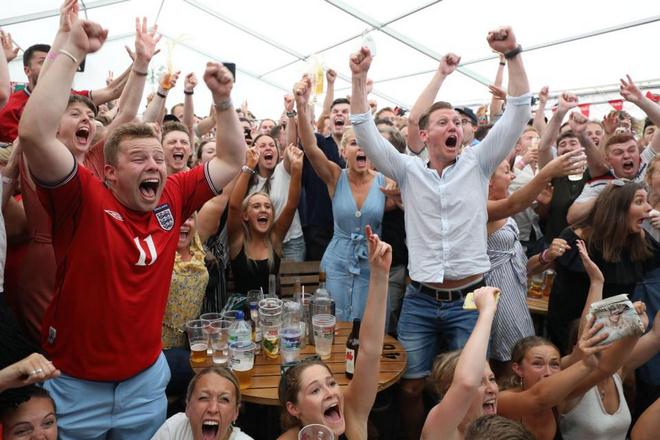 Ấn tượng World Cup ngày 8/7: &#34;Messi, Ronaldo&#34; cổ vũ Nga, fan Anh - Croatia mở hội - 4