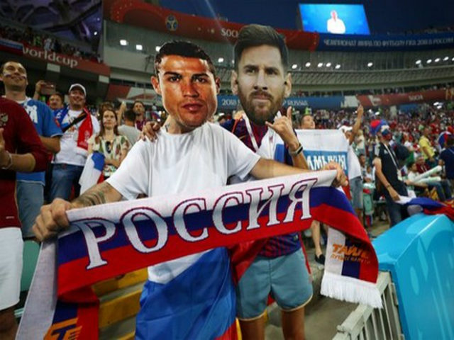 Ấn tượng World Cup ngày 8/7: ”Messi, Ronaldo” cổ vũ Nga, fan Anh - Croatia mở hội