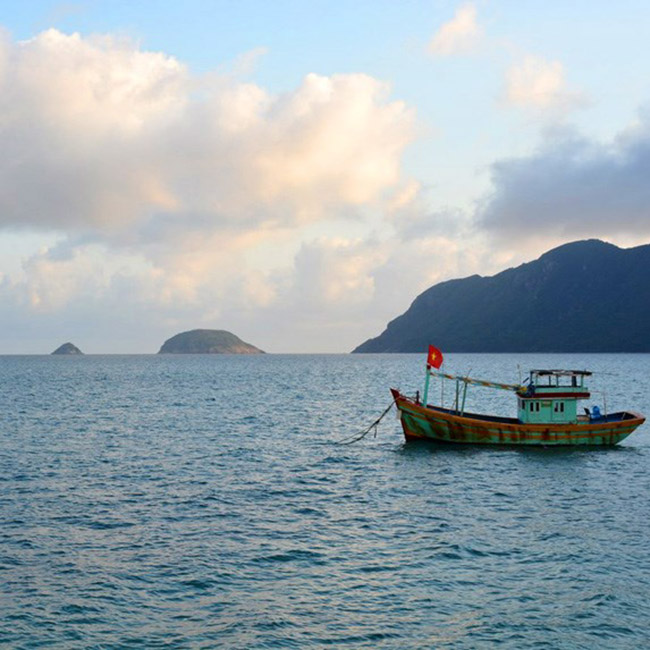 Côn Sơn, Việt Nam: Hòn đảo lớn nhất trong quần đảo Côn Đảo của Việt Nam, bạn sẽ tìm thấy một hòn đảo gồ ghề với những bãi biển nguyên sơ đang chờ đợi để được khám phá.