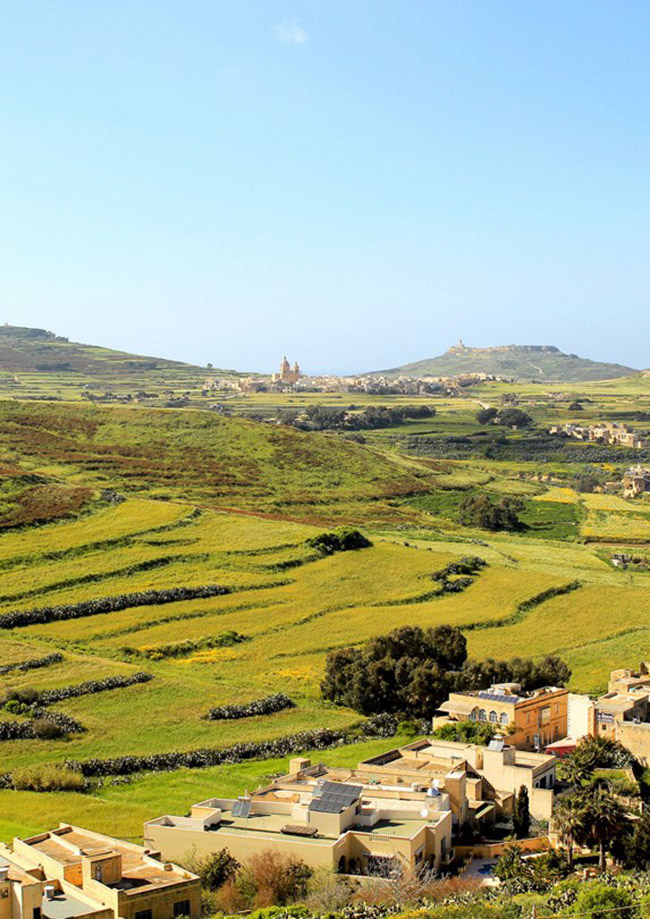 Gozo, Malta: Quốc gia Malta không phải là một hòn đảo là một quần đảo, trong đó Gozo là lớn thứ hai. Theo truyền thuyết đâylà nơi các nữ thần Calypso của Odyssey của Homer sống.