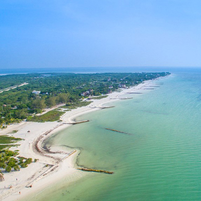 Holbox, Mexico: Chỉ cách thành phố Cancun khoảng 60 km, Holbox thực sự là một thế giới xa sân chơi du lịch nổi tiếng của Mexico. Tất cả chỉ còn chờ bạn đến khám phá.