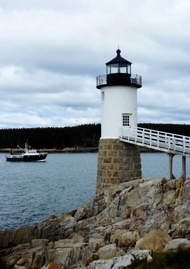 &nbsp;Đảo au Haut, Maine: Nằm trong Vịnh Penobscot của bang Maine, Isle au Haut là nơi có câu tôm hùm tuyệt diệu. Với khoảng một nửa hòn đảo nằm trong Vườn quốc gia Acadia, đó là một thiên đường cho những người yêu thiên nhiên.