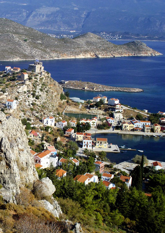 Kastellorizo, Hy Lạp: Với làn nước trong xanh và những ngôi nhà quét vôi trắng sẽ sớm khiến bạn quên đi mệt mỏi và thấy yên bình với không khí trong lành nơi đây.