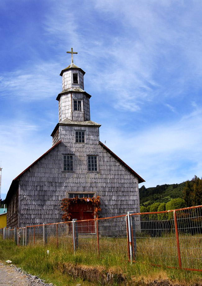 Chiloe, Chile: Chiloe là hòn đảo lớn nhất trong quần đảo cùng tên ngoài khơi bờ biển phía nam Chile. Đó là nơi có rừng mưa nhiệt đới và một loạt các động vật biển, bao gồm cá voi, cá heo, sư tử biển, chim cánh cụt và rái cá biển.