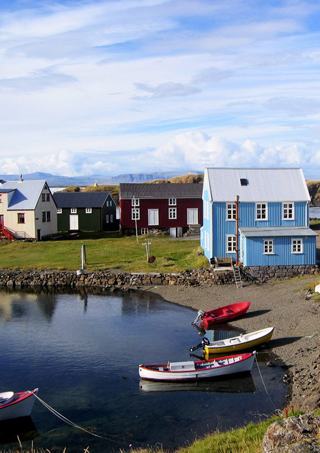 Flatey, Iceland: Đây là một trong những hòn đảo phía tây xa xôi ngoài khơi bờ biển Iceland. Có một ngôi làng nhỏ với những ngôi nhà truyền thống được sơn màu sáng và những con cừu nhẩn nha dọc theo con phố chính.