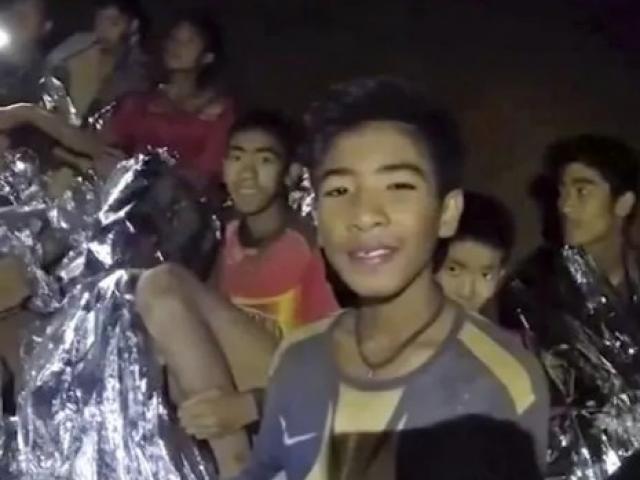 Đội bóng Thái Lan: Chưa được gặp gia đình, khi gặp không được ôm hôn